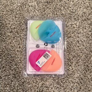 Colorful face wash with grip